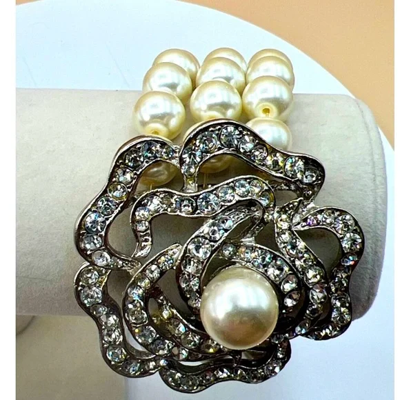 Vintage-Inspired Faux Pearl & Rhinestone Flower Bracelet B1 - Picture 2 of 7